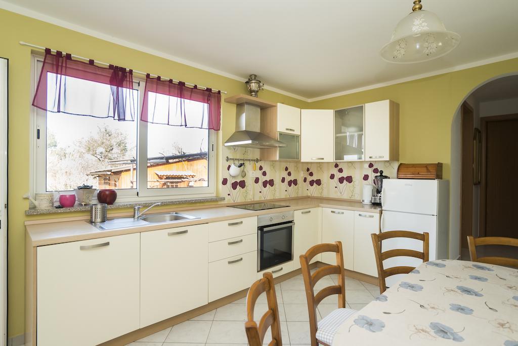 Apartments & Rooms Buoni Amici Murine Room photo